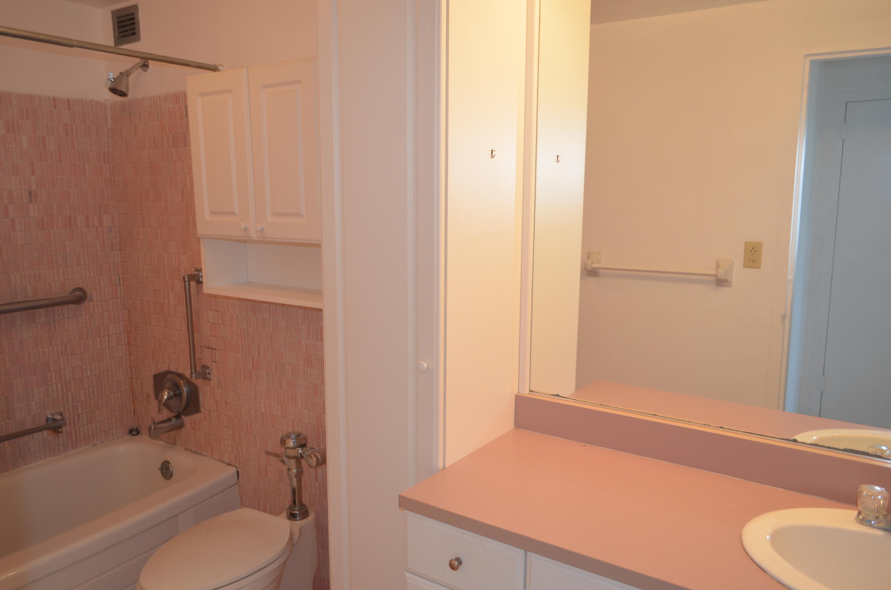 LA FONTANA APTS OF PALM BEACH INC - Residential Lease