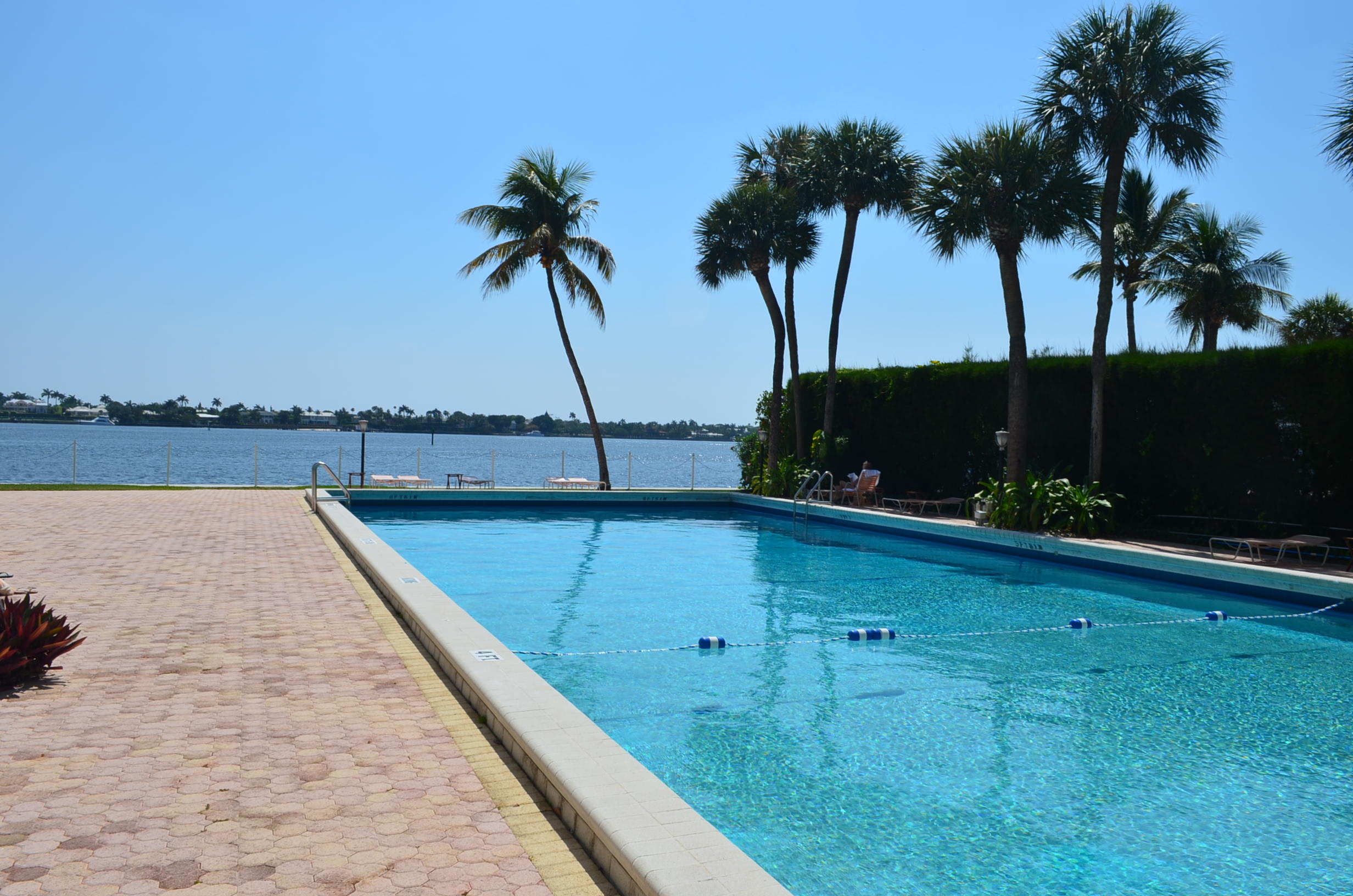LA FONTANA APTS OF PALM BEACH INC - Residential Lease