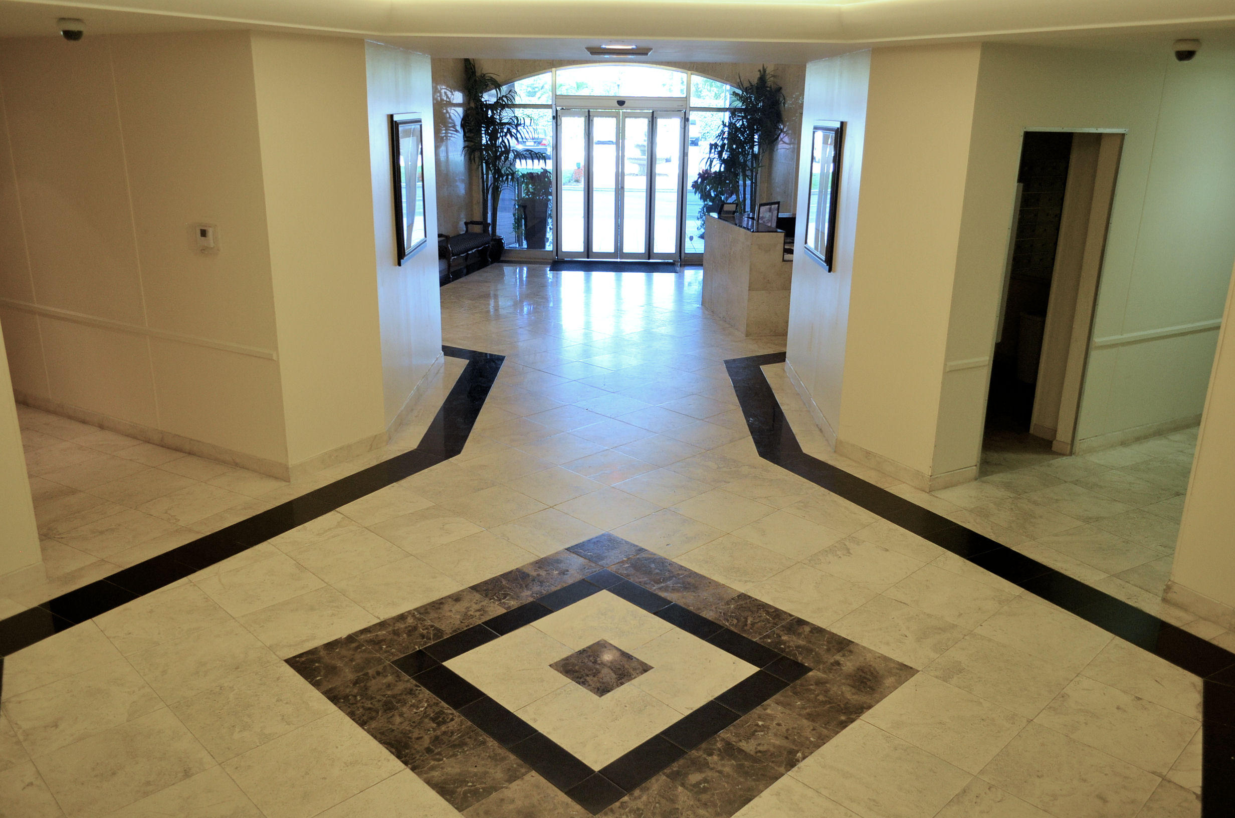 LA FONTANA APTS OF PALM BEACH INC - Residential Lease