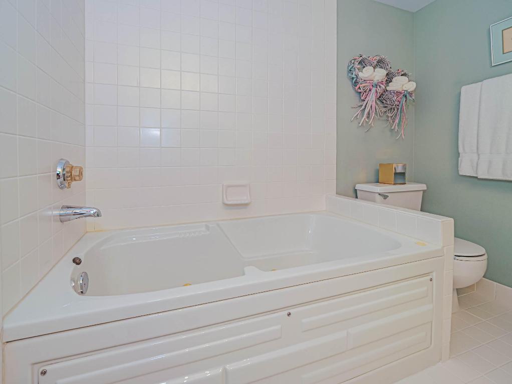 AQUANIQUE OCEAN CLUB, A CONDOMINIUM - Residential Lease