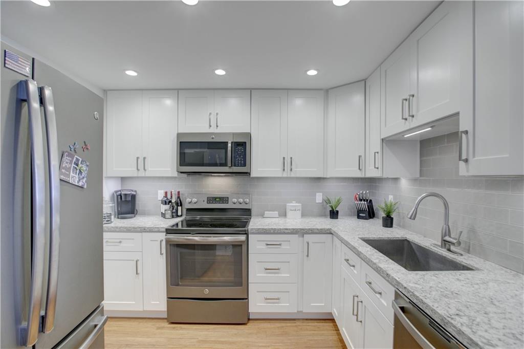 EAST POINT TOWERS - Residential