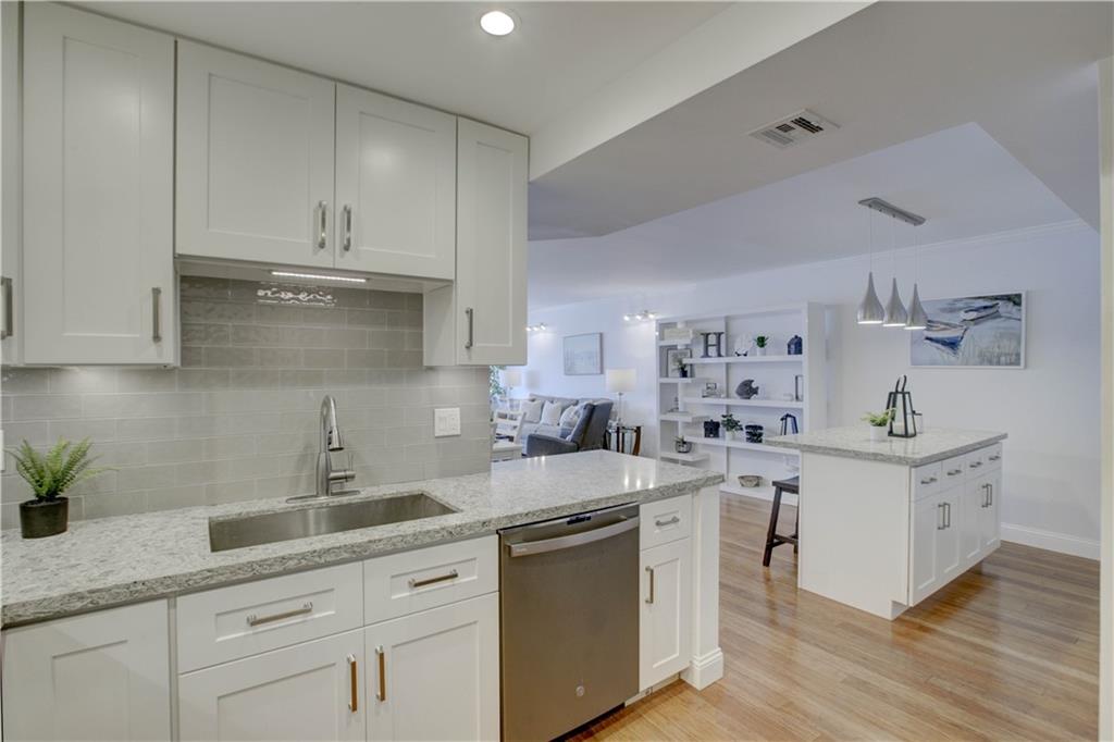 EAST POINT TOWERS - Residential