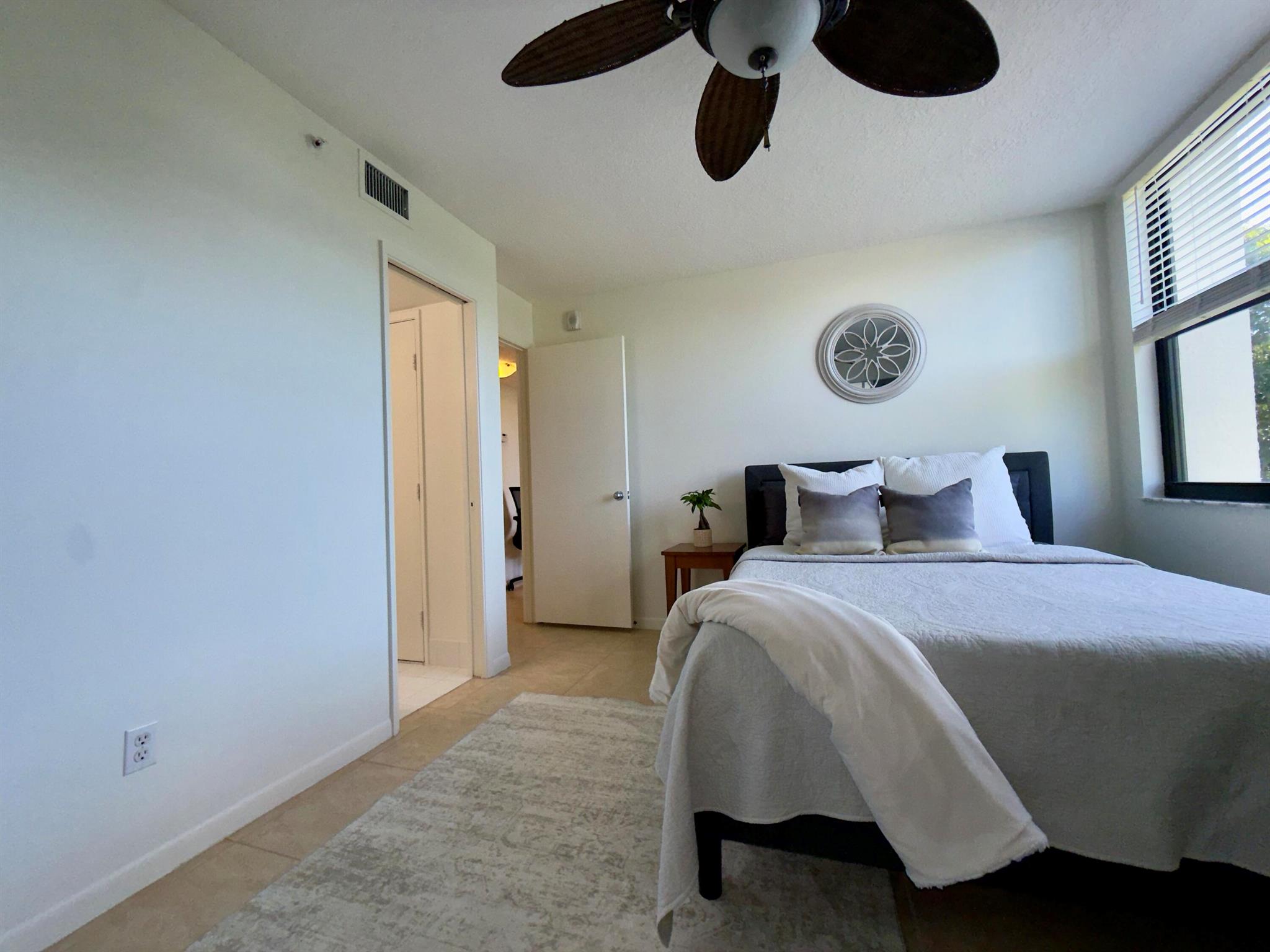 LAKESIDE CONDO - Residential Lease