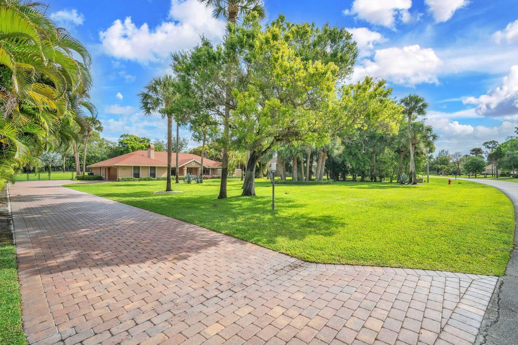 Photo of 13759 Doubletree Trail, Wellington, FL 33414 (MLS # B26017018)