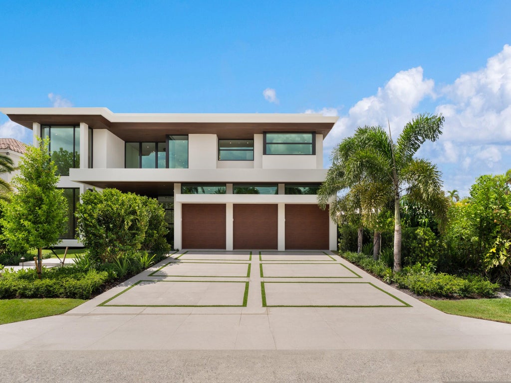 Photo of 2400 Barcelona Drive, Fort Lauderdale, FL 33301 (MLS # B26061712)