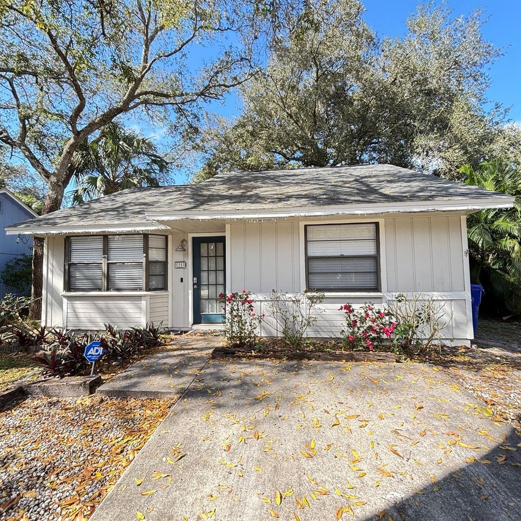 Photo of 25 47th Avenue, Vero Beach, FL 32968 (MLS # F10480009)