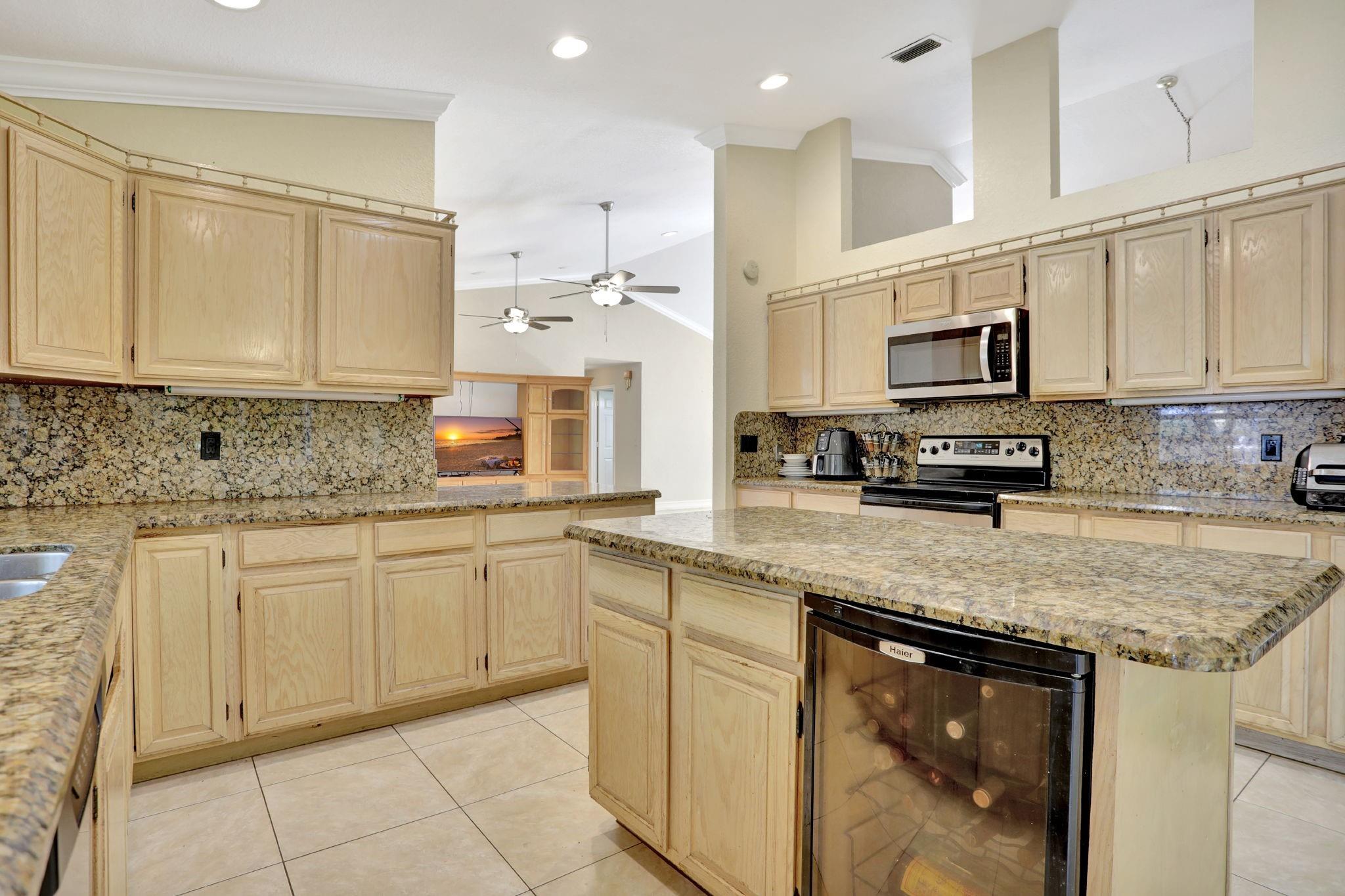 2041 Oakmont Ter