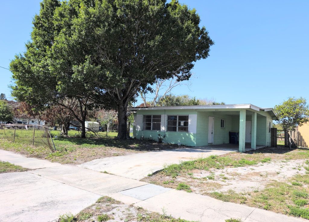 Photo of 521 N 22nd Street, Fort Pierce, FL 34950 (MLS # B26012603)