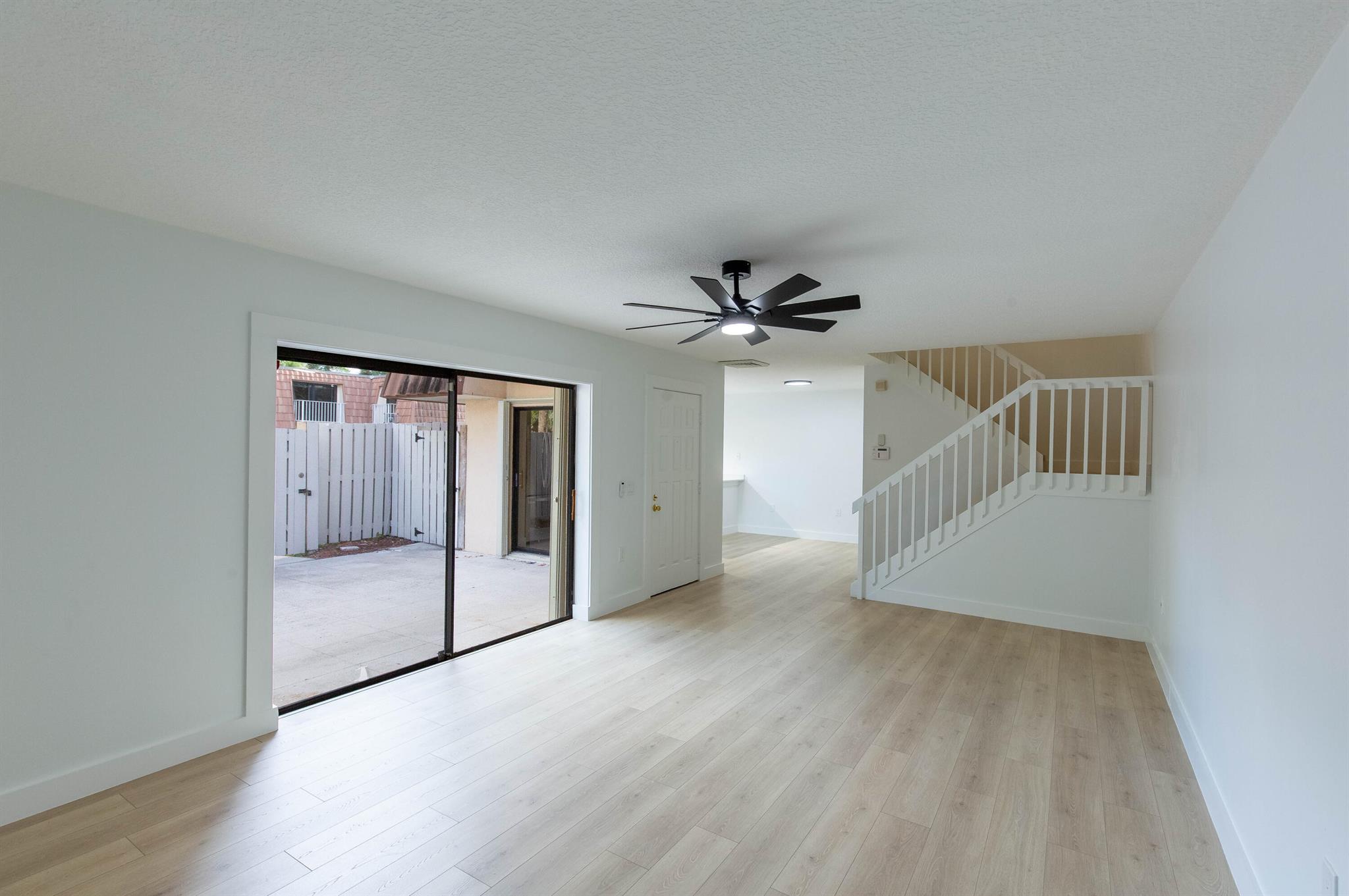 WATERSIDE LUXURY TOWNHOME - Residential