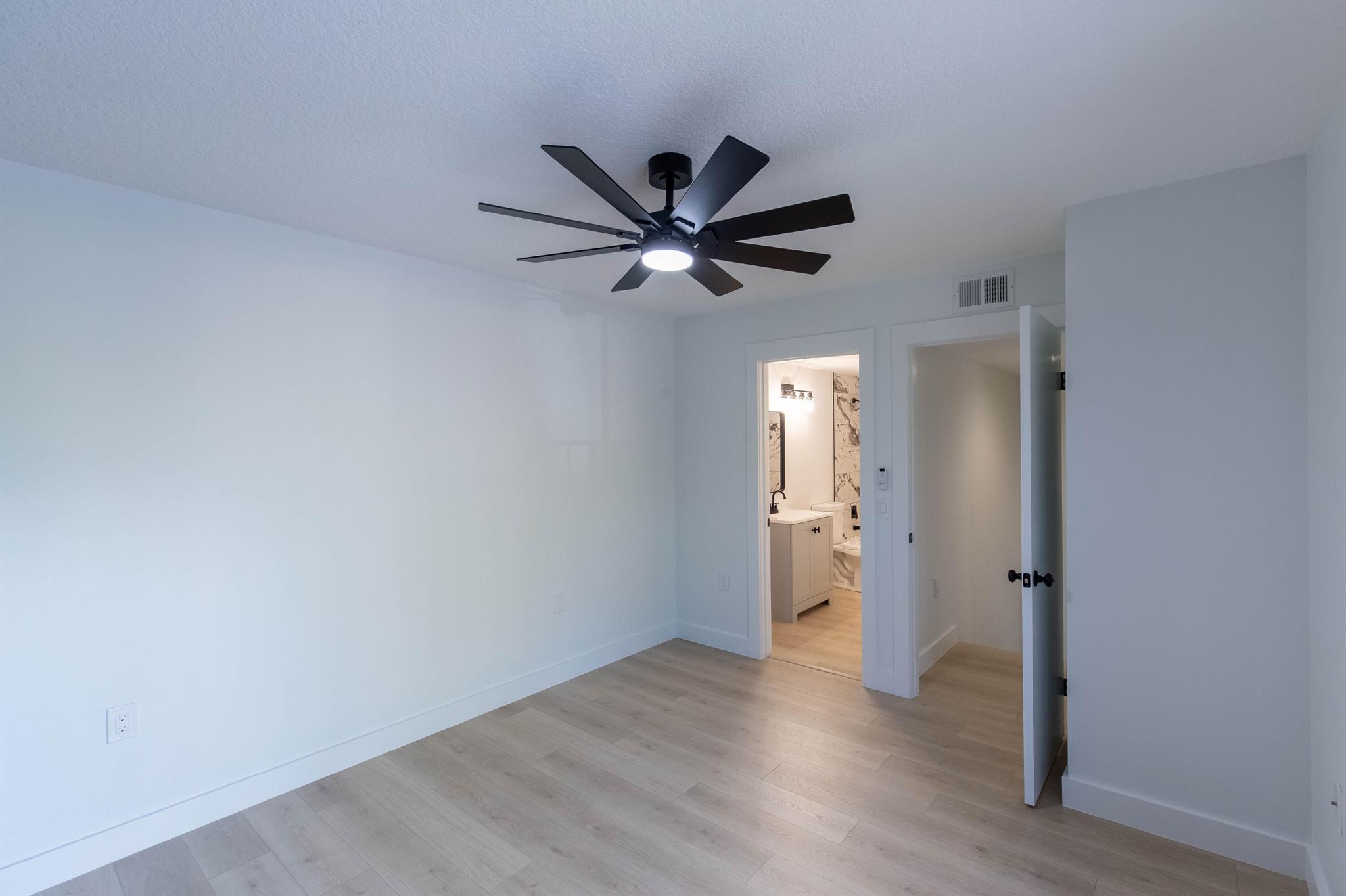 WATERSIDE LUXURY TOWNHOME - Residential