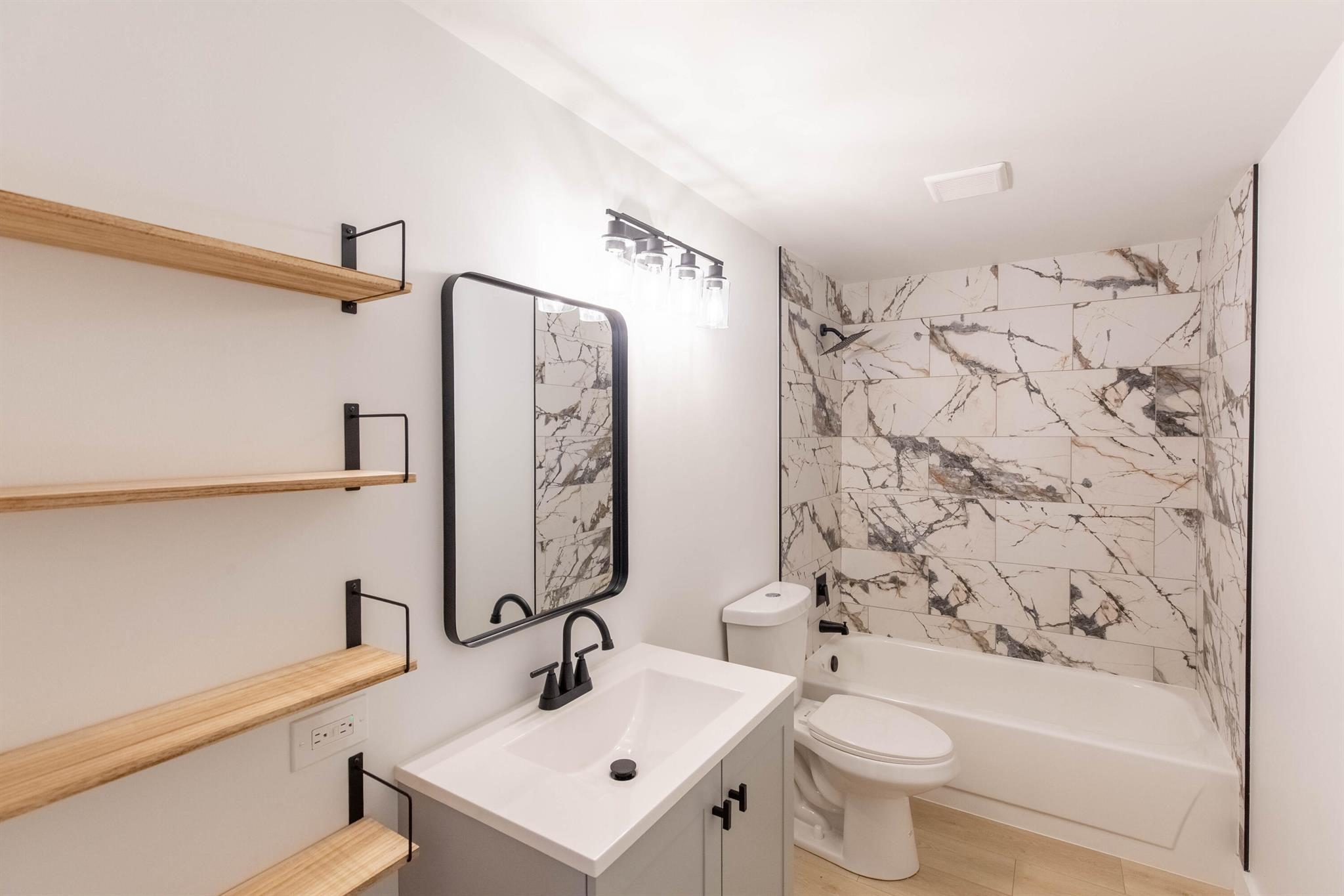 WATERSIDE LUXURY TOWNHOME - Residential