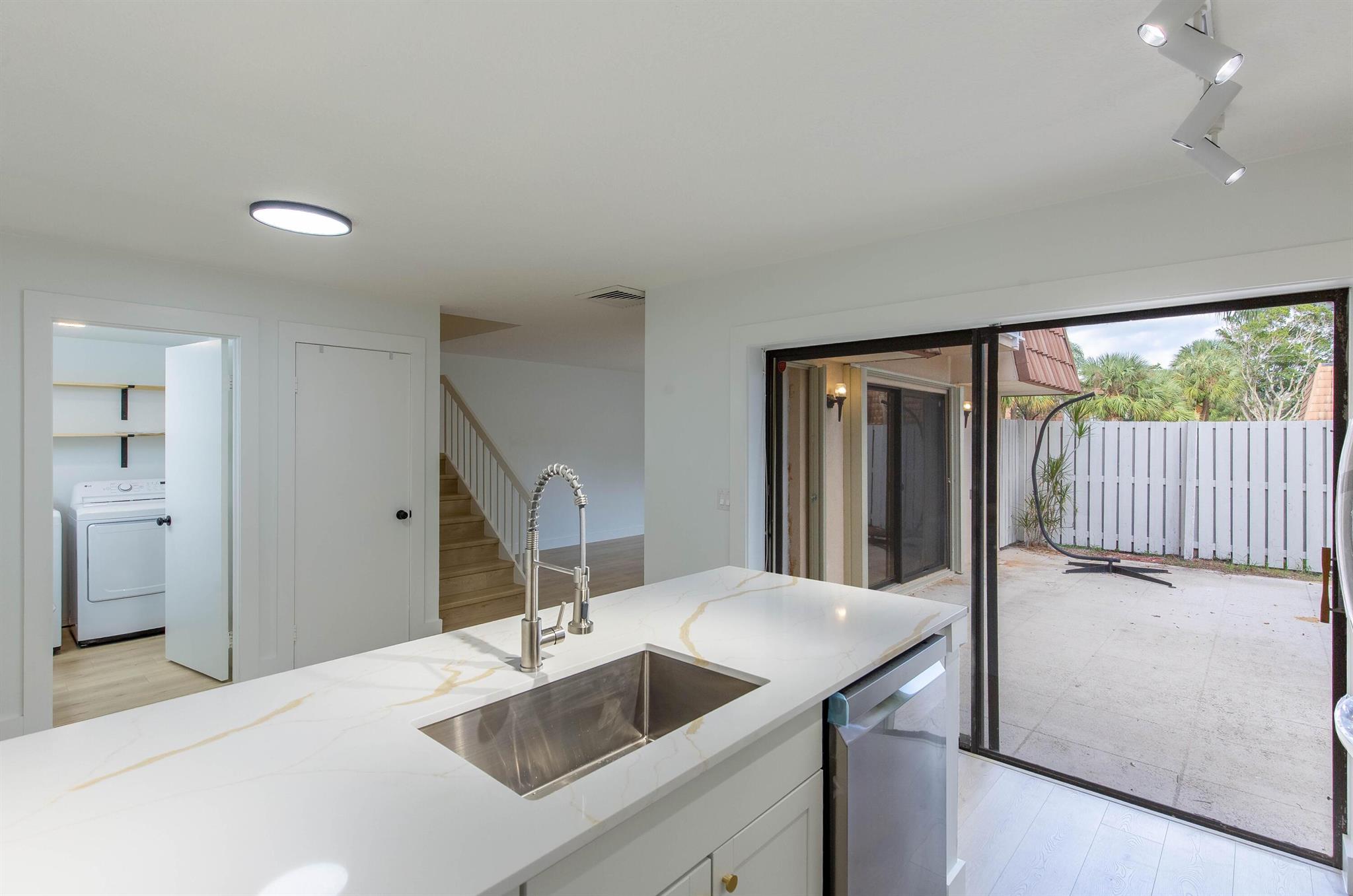 WATERSIDE LUXURY TOWNHOME - Residential