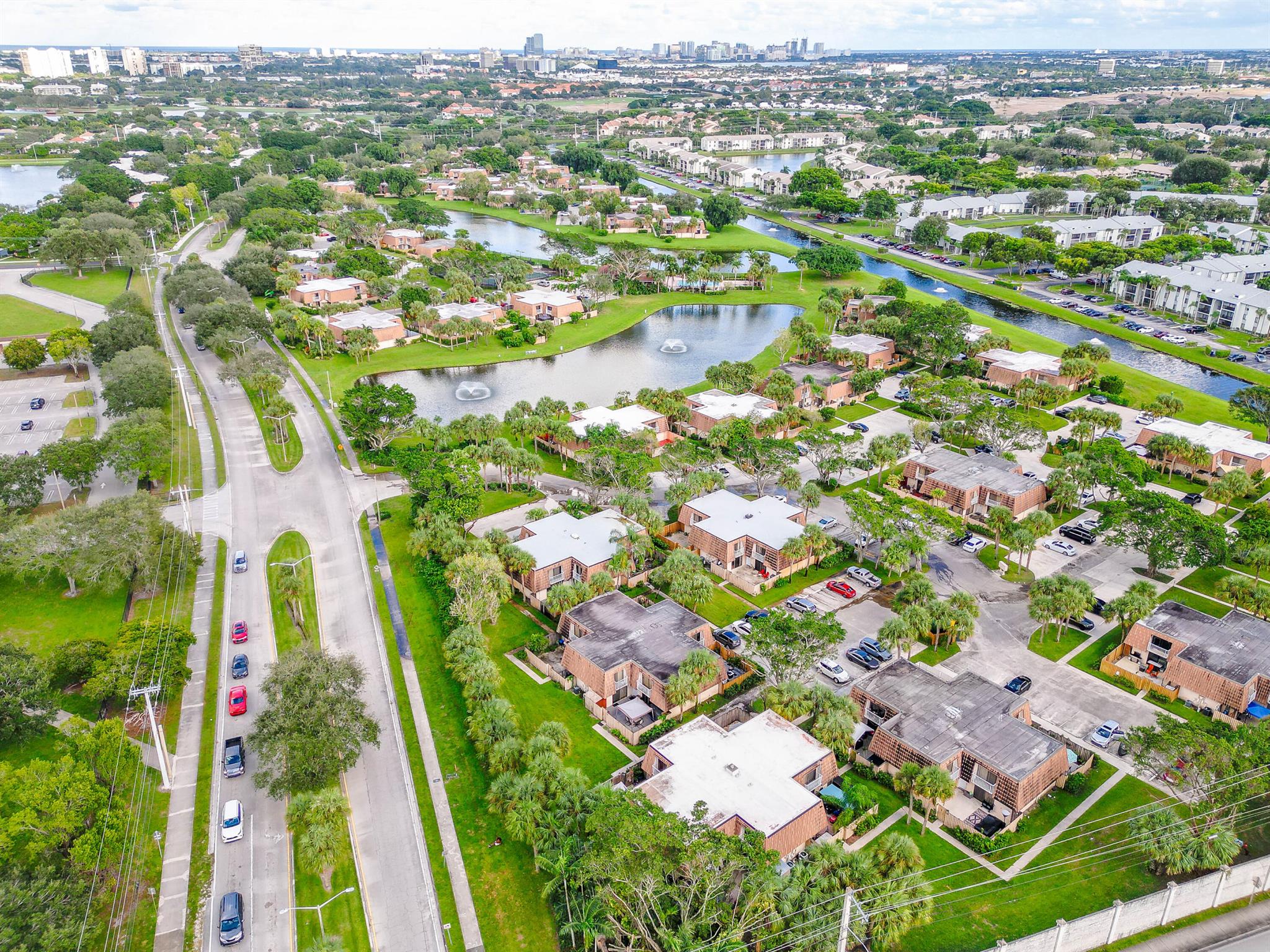 WATERSIDE LUXURY TOWNHOME - Residential