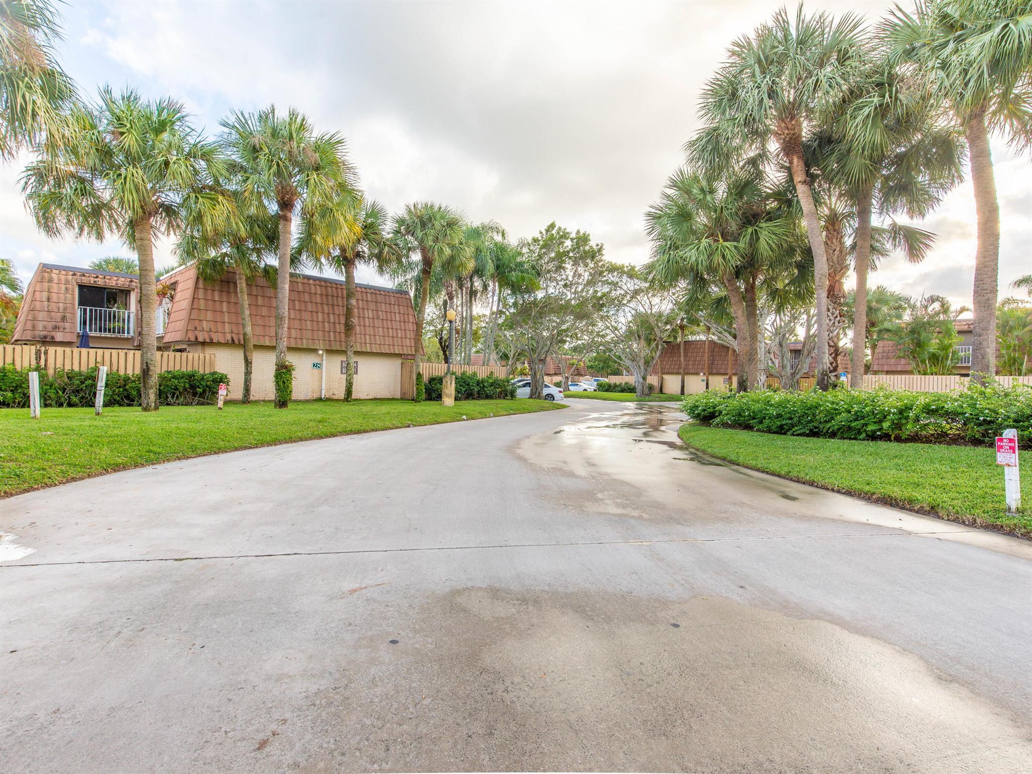 WATERSIDE LUXURY TOWNHOME - Residential