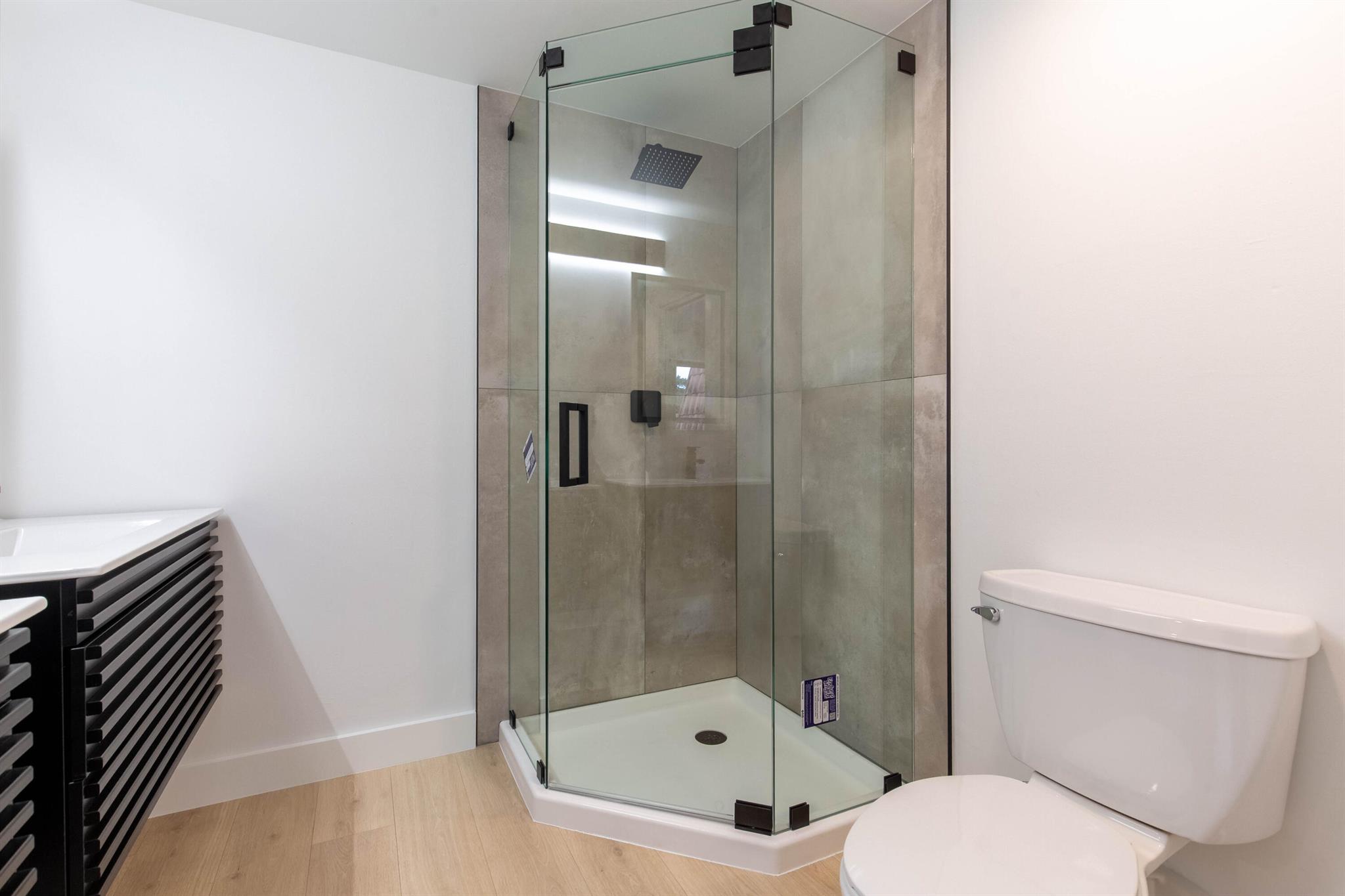 WATERSIDE LUXURY TOWNHOME - Residential