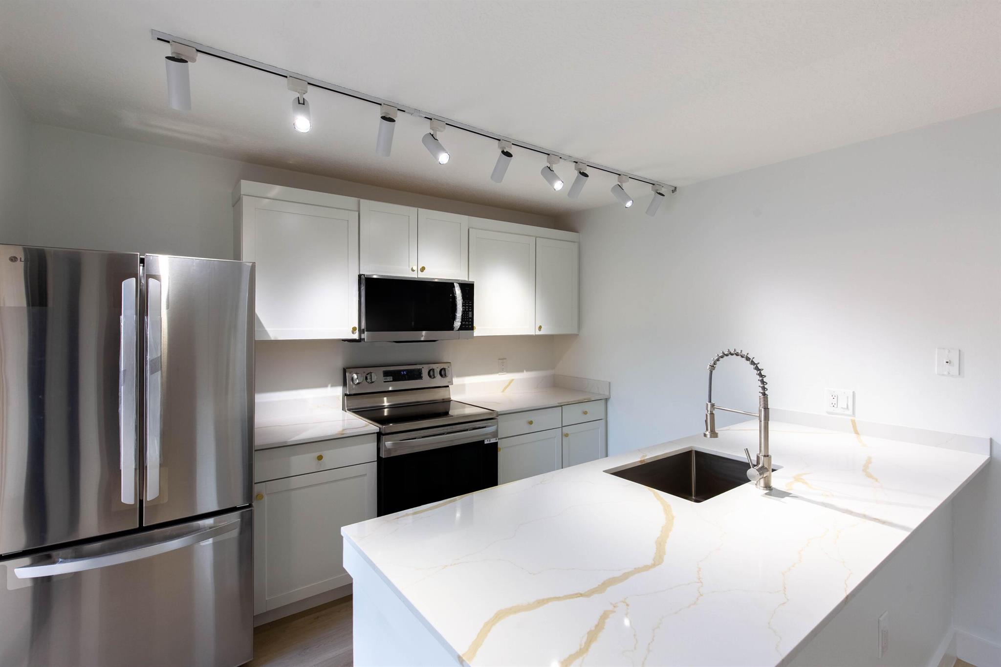 WATERSIDE LUXURY TOWNHOME - Residential