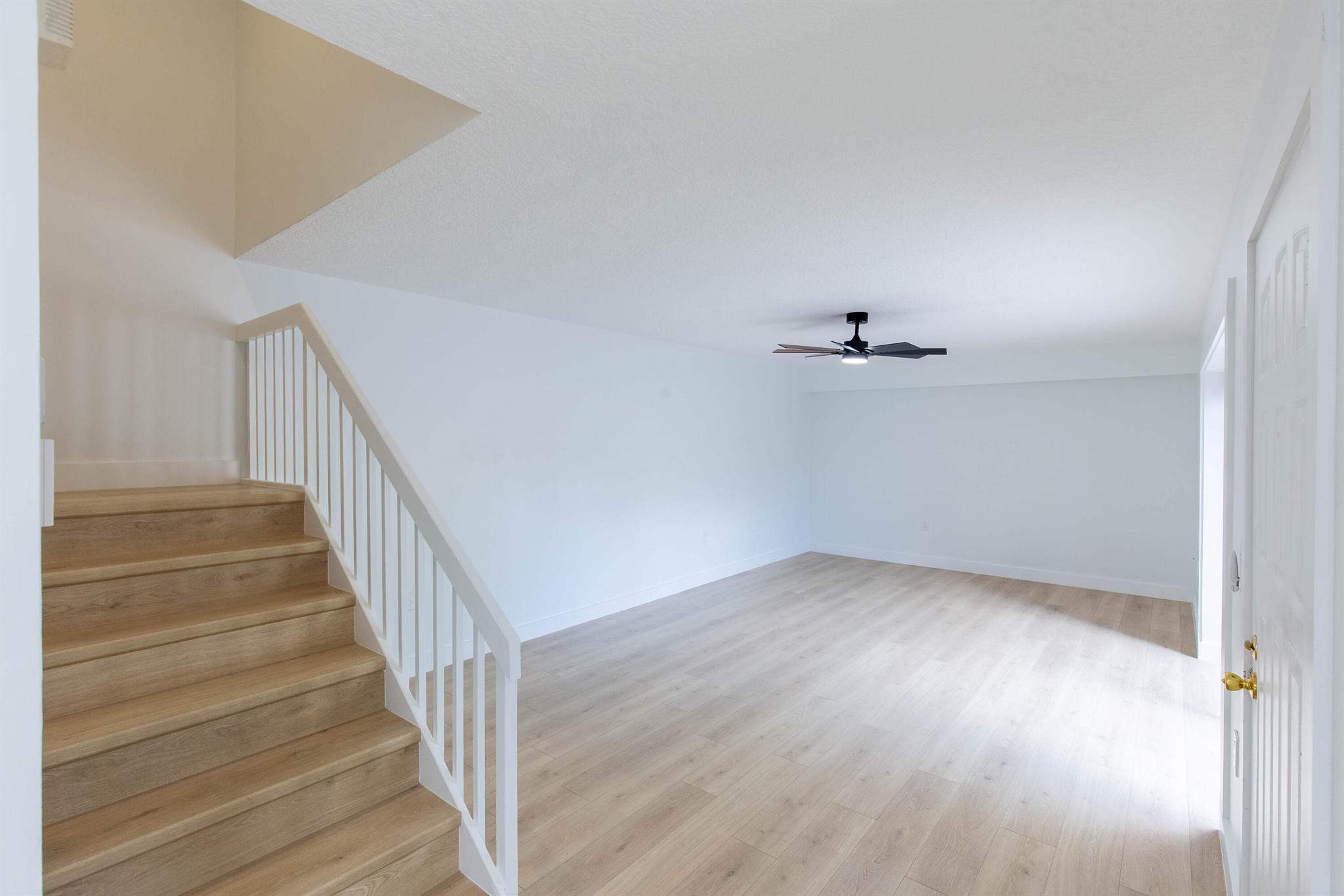 WATERSIDE LUXURY TOWNHOME - Residential