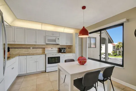 5603 Fairway Pk Unit 204, Boynton Beach, FL MLS: F10492438
