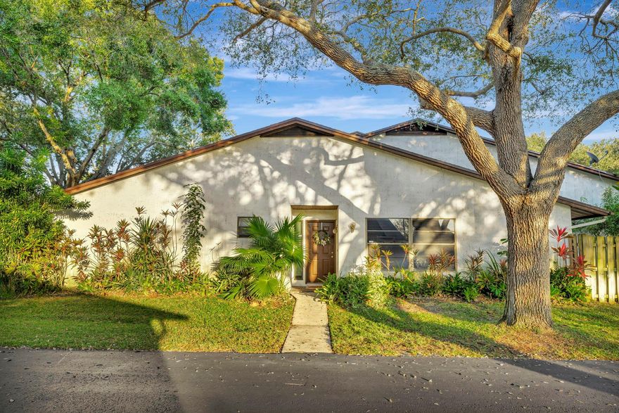 &#127969; New Listing in Fort Pierce! This 2-bed + huge bonus room corner-lot townhome in Key Colony is the gem you've been waiting for! Enjoy single-story living with an open concept, 1-car garage, fenced patio, and a newer roof (2019). The bonus room makes a perfect 3rd bedroom or flex space! Located just minutes from I-95 and steps from a brand-new shopping center, with more exciting development on the way. Affordable, move-in ready, and full of potential -- don't miss your chance to own in one of Fort Pierce's most desirable communities!