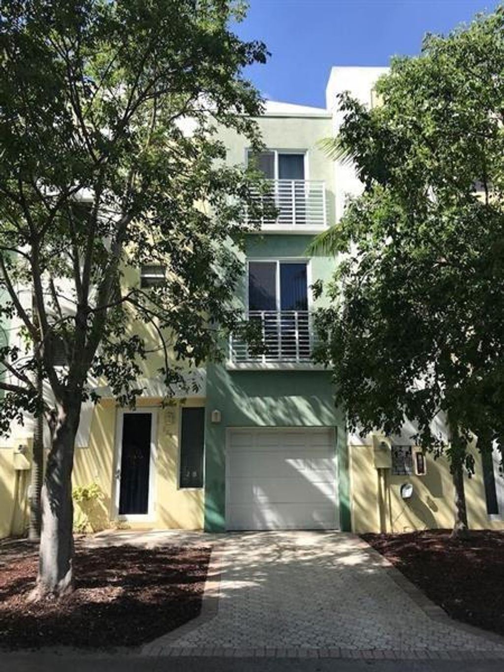 Photo of 809 SE 18th Ct #809, Fort Lauderdale, FL 33316 (MLS # F10263191)