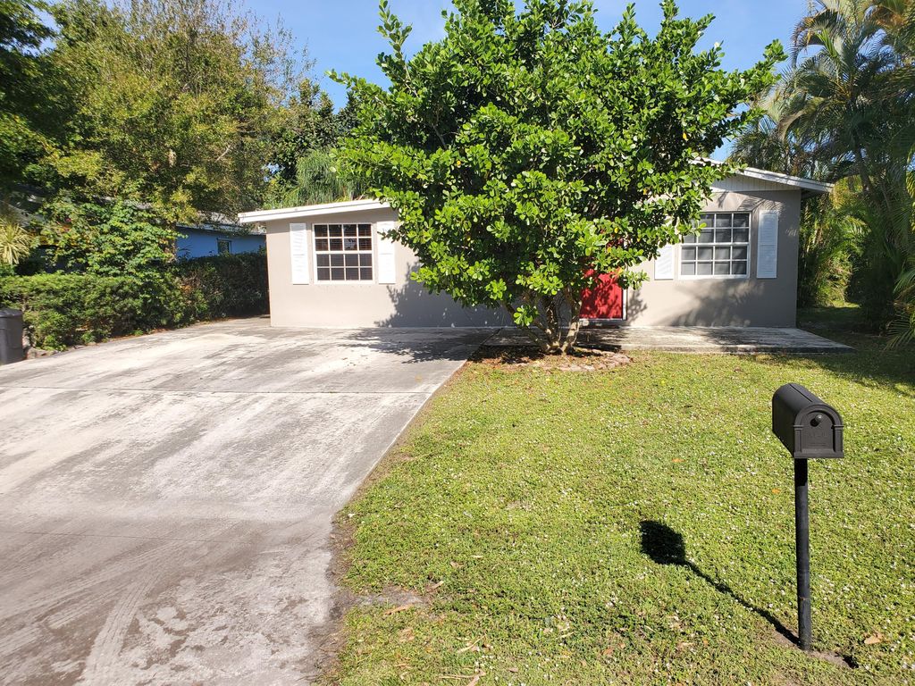 Photo of 313 6th Street, Jupiter, FL 33458 (MLS # R10814307)