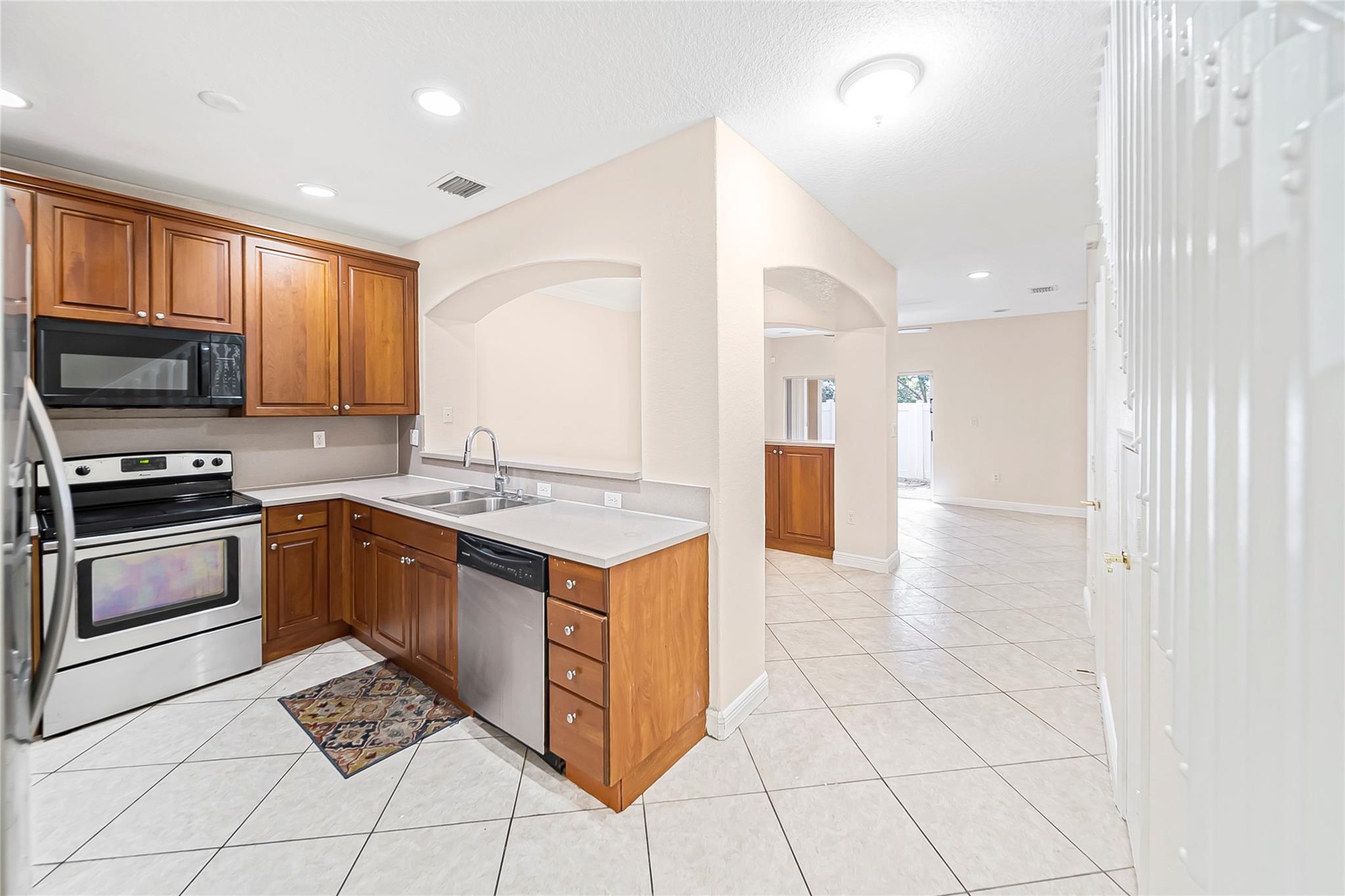 BEAUTIFUL 3/2.5 TOWNHOUSE W/1 CG. NEUTRAL TILE LAID ON THE DIAGONAL, KITCHEN W/WOOD CABINETS AND CORIAN COUNTERTOPS, S/S APPLIANCES, KNOWCKDOWN WALLS/CEILINGS WITH RECESSED LIGHTING, BUILT IN ENTERTAINMENT CENTER IN LR, SURROUND SOUND SPEAKERS IN CEILING, UPDATED BATHROOMS, JACUZZI TUB, WALK-IN CLOSET, HURRICANE SHUTTERS,COMMUNITY POOL.
