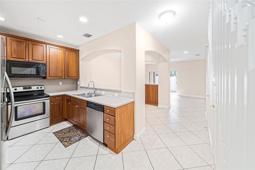 BEAUTIFUL 3/2.5 TOWNHOUSE W/1 CG. NEUTRAL TILE LAID ON THE DIAGONAL, KITCHEN W/WOOD CABINETS AND CORIAN COUNTERTOPS, S/S APPLIANCES, KNOWCKDOWN WALLS/CEILINGS WITH RECESSED LIGHTING, BUILT IN ENTERTAINMENT CENTER IN LR, SURROUND SOUND SPEAKERS IN CEILING, UPDATED BATHROOMS, JACUZZI TUB, WALK-IN CLOSET, HURRICANE SHUTTERS,COMMUNITY POOL.