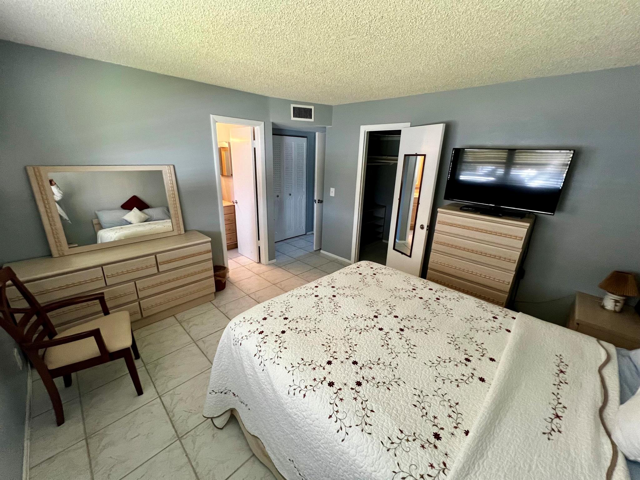 VILLAGE ROYALE CONDO 6 - Residential Lease