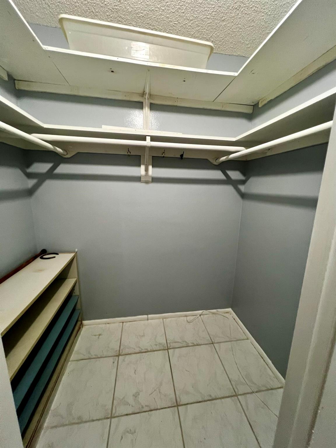 VILLAGE ROYALE CONDO 6 - Residential Lease