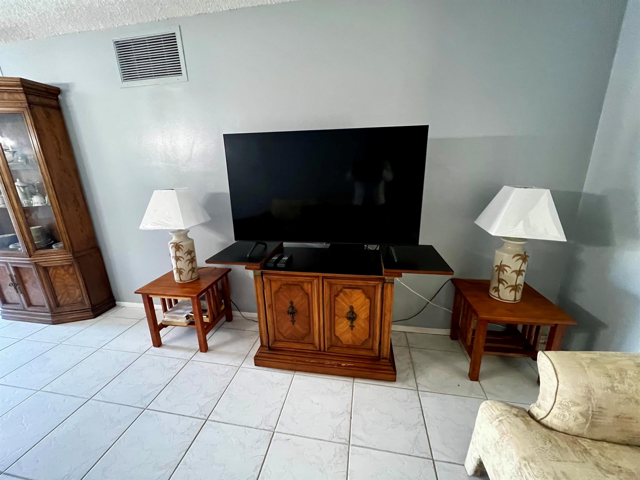 VILLAGE ROYALE CONDO 6 - Residential Lease