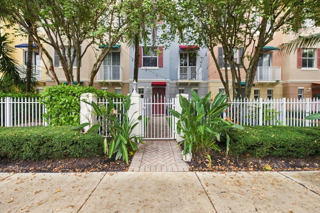 Photo of 506 NE 7TH Avenue #1, Fort Lauderdale, FL 33301 (MLS # B26074036)