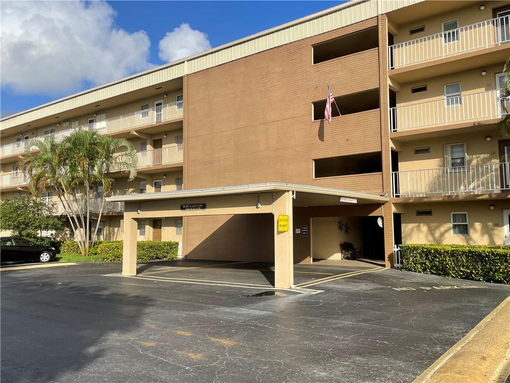 VILLAGE ROYALE GREENSIDE - Residential