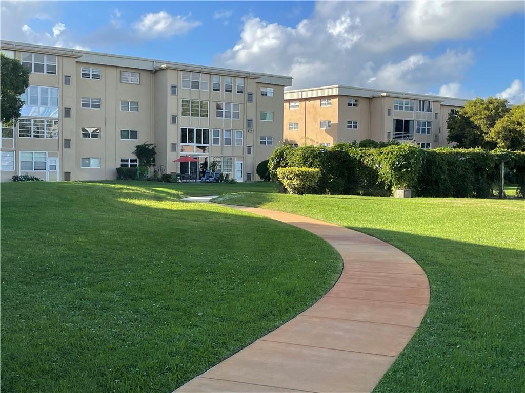 VILLAGE ROYALE GREENSIDE - Residential