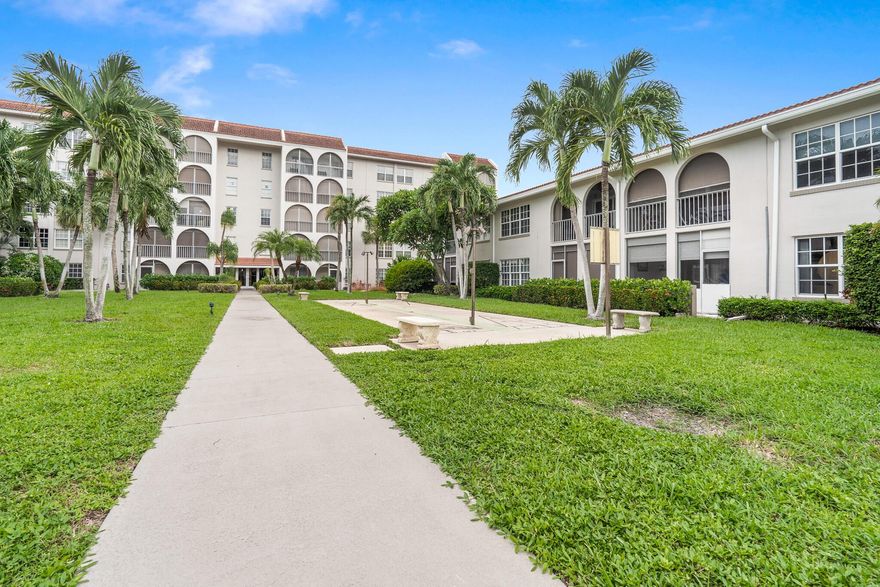 FANTASTIC LOCATION IN THE HEART OF BOCA RATON MINUTES FROM MIZNER PARK, GREAT RESTAURANTS, SHOPS AND THE BEACH. THE COMMUNITY INCLUDES GREAT AMENITIES! UNIT HAS DIRECT ACCESS TO POOL AND JACUZZI. WOMEN'S AND MEN'S BATHROOMS INCLUDE SAUNAS. COMMUNITY CENTER OFFERS LARGE SPACE FOR ENTERTAINING INCLUDING A FULL KITCHEN AND BBQ AREA. MASTER BATHROOM HAS BEEN TOTALLY REMODELED. KITCHEN EQUIPPED WITH STAINLESS STEEL APPLIANCES.