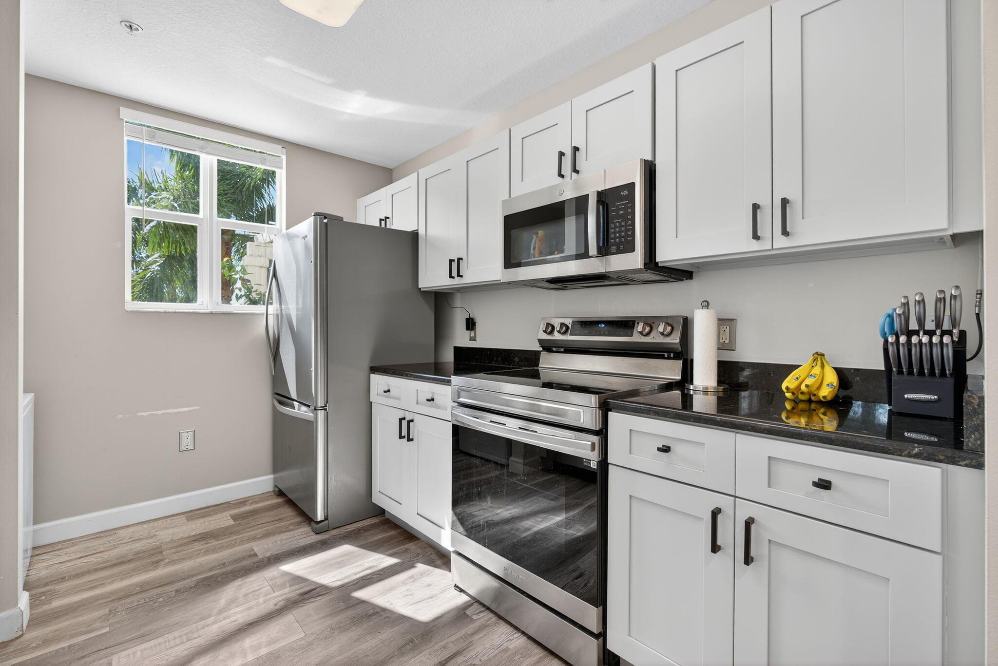 1200 Town Center Drive 330, Jupiter, FL, 33458/$324,500 2 1200 Town Center Drive 330