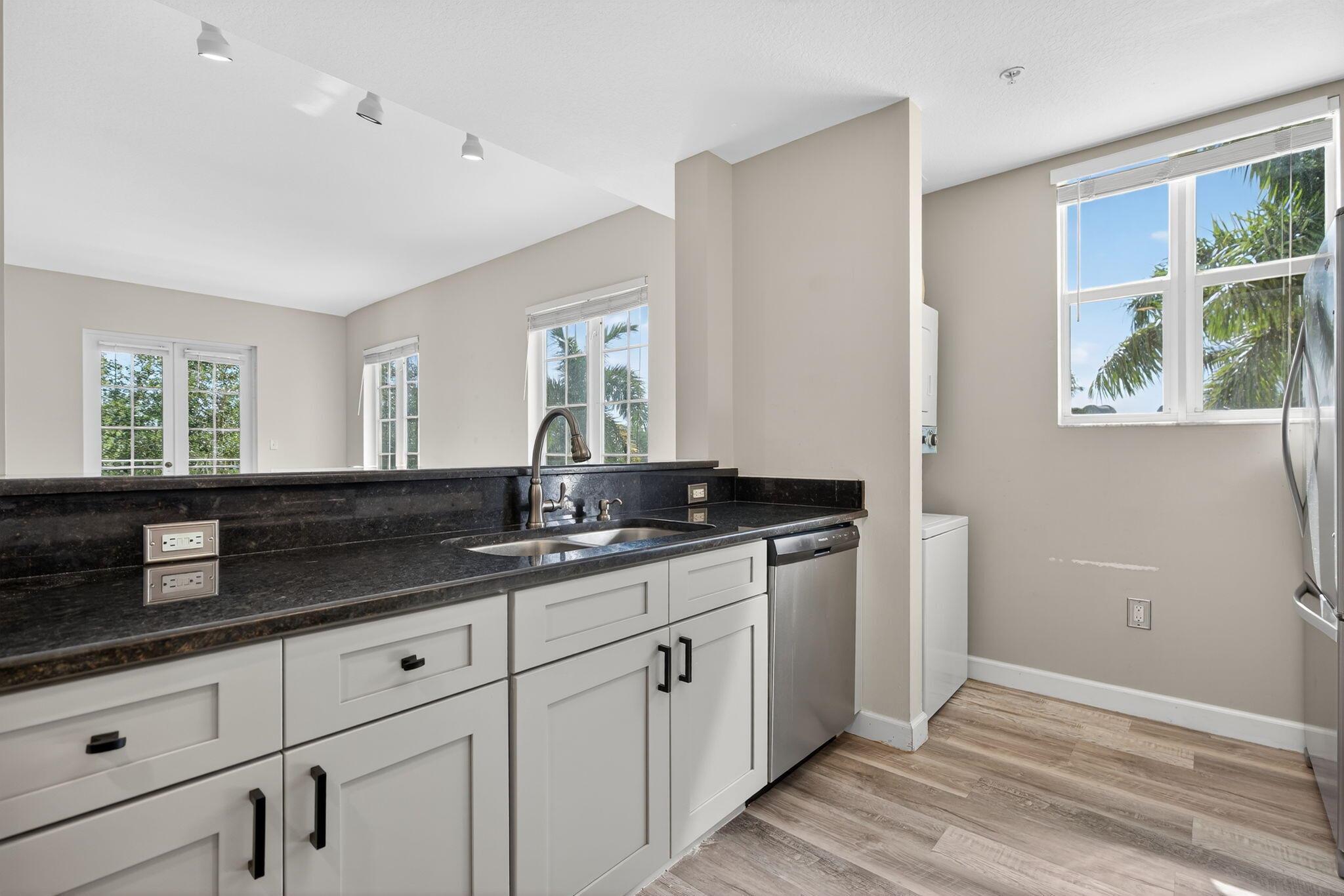 1200 Town Center Drive 330, Jupiter, FL, 33458/$324,500 3 1200 Town Center Drive 330