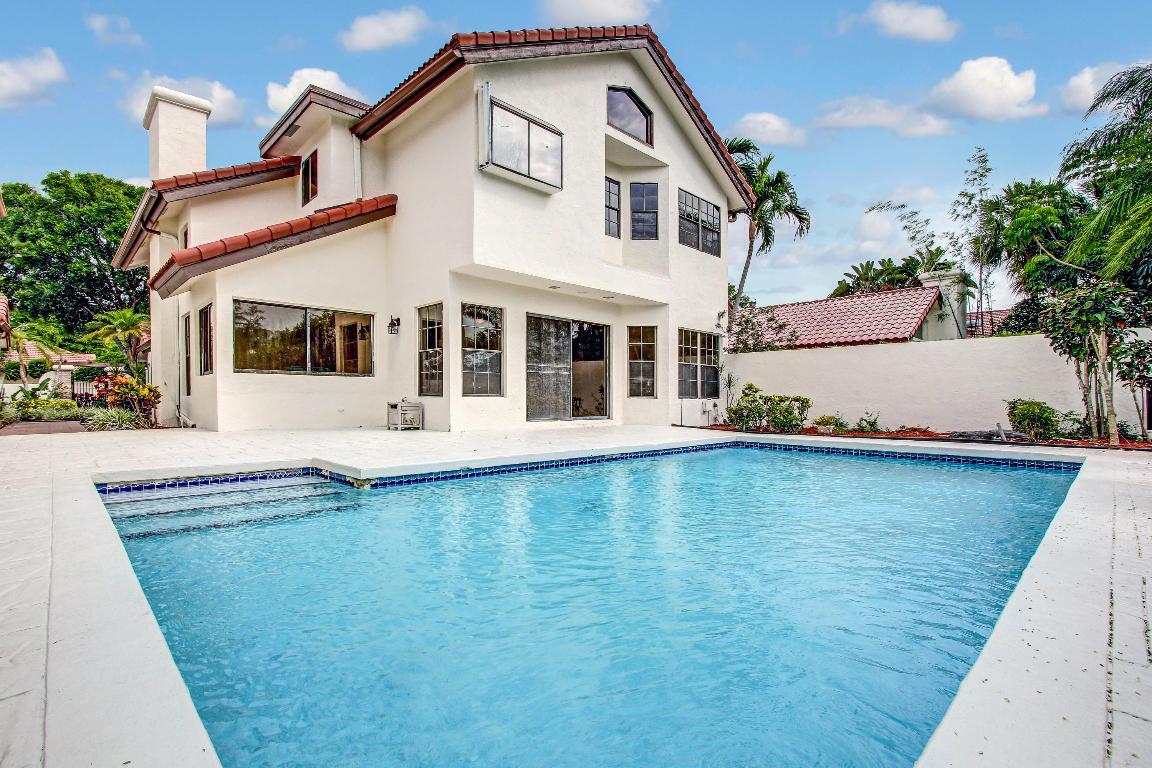 TOWN PLACE CLUB VILLAS - Residential