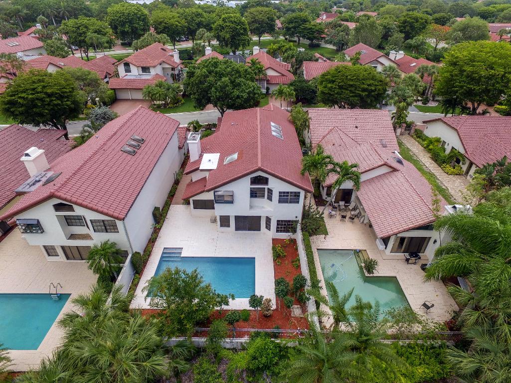 TOWN PLACE CLUB VILLAS - Residential