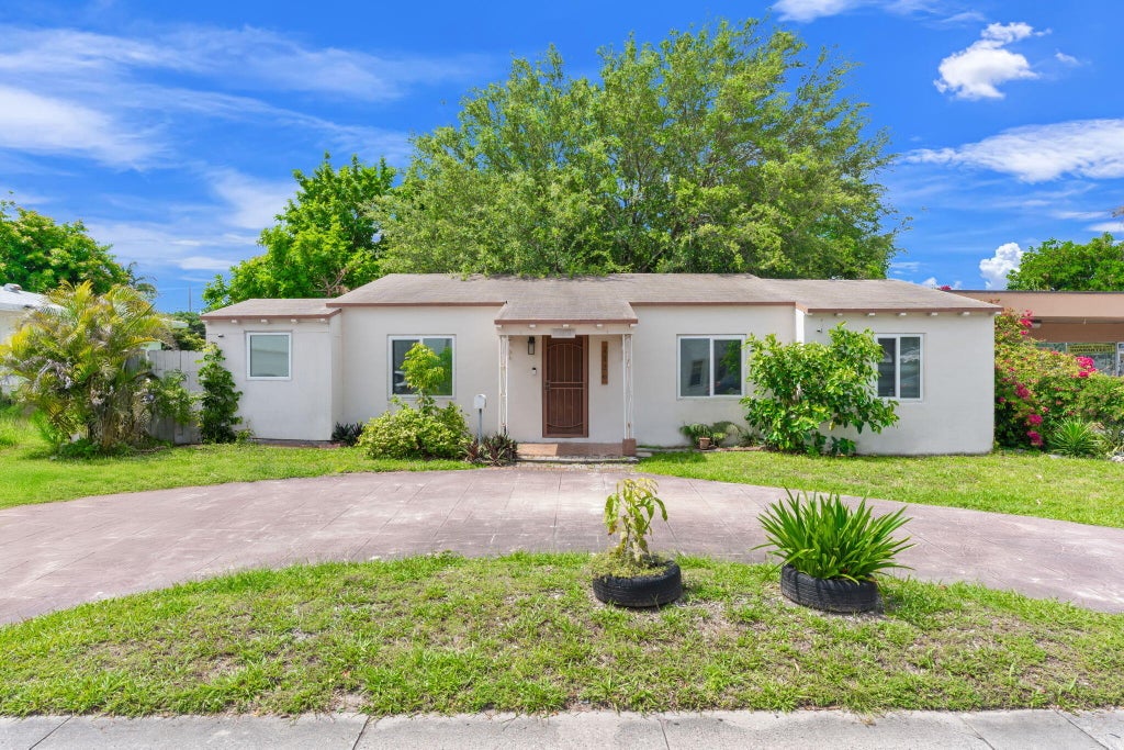 Photo of 2126 Washington Street, Hollywood, FL 33020 (MLS # B26036051)