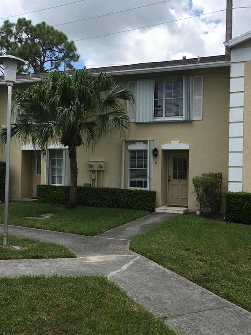 Beautiful 2/2.5 townhouse in the heart of West Palm Beach. Home has granite counter tops, stainless steel appliances, accordion shutters, and more.. Home is close to Wellington mall, shops, restaurants, airport, and more...