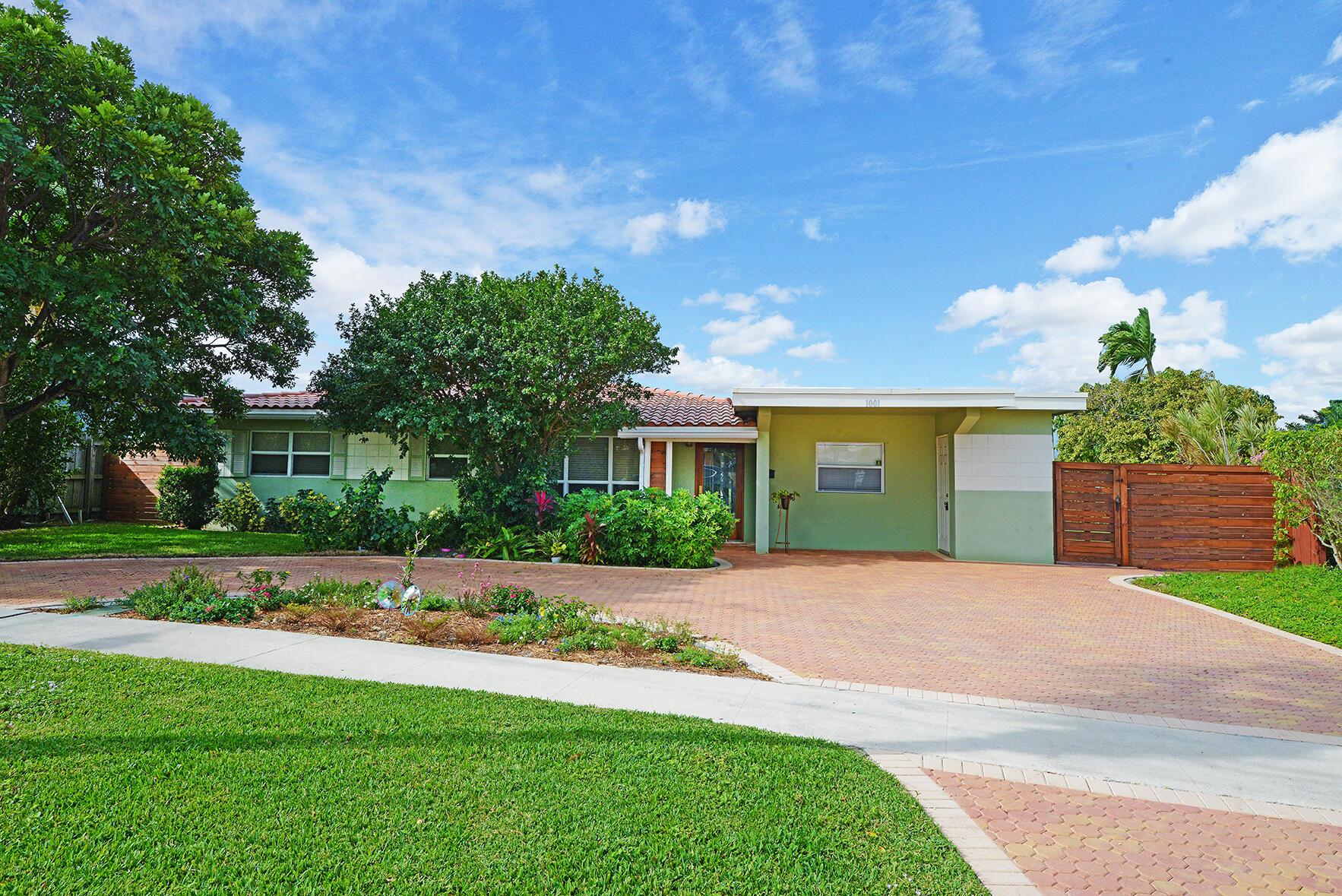 100' waterfrontage property with 30' dock. 3 bedroom, 2 bath waterfront property in Cypress Harbor. Oversized lot that widens towards the water with views of multiple canals. Tile/wood flooring throughout, updated kitchen with newer stainless steel appliances, gas range, Gas tankless hot water heater and gas dryer. Screened patio
