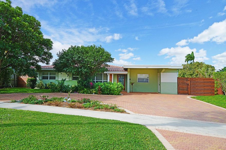 100' waterfrontage property with 30' dock. 3 bedroom, 2 bath waterfront property in Cypress Harbor. Oversized lot that widens towards the water with views of multiple canals. Tile/wood flooring throughout, updated kitchen with newer stainless steel appliances, gas range, Gas tankless hot water heater and gas dryer. Screened patio