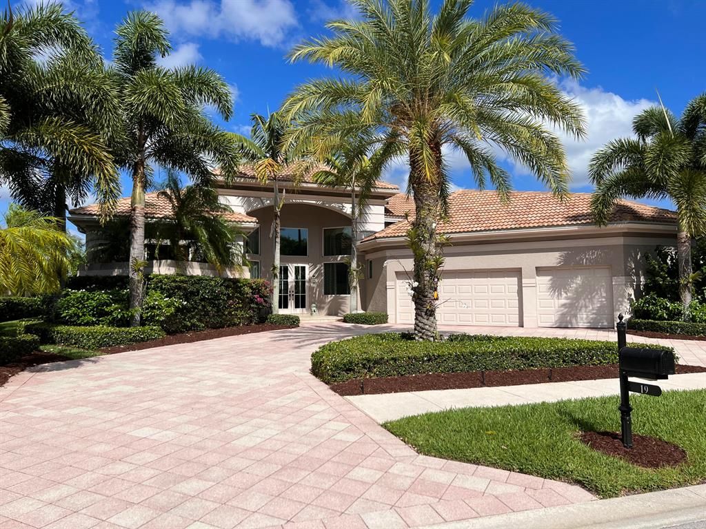 Photo of 19 Somerset Drive, Palm Beach Gardens, FL 33418 (MLS # R10802613)