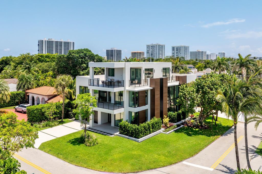 Photo of 98 NE Spanish Trail, Boca Raton, FL 33432 (MLS # R11094991)