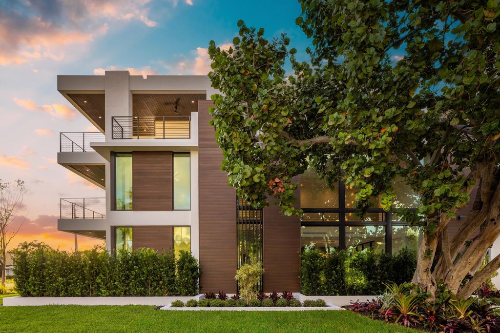 Photo of 98 NE Spanish Trail, Boca Raton, FL 33432 (MLS # R11094991)