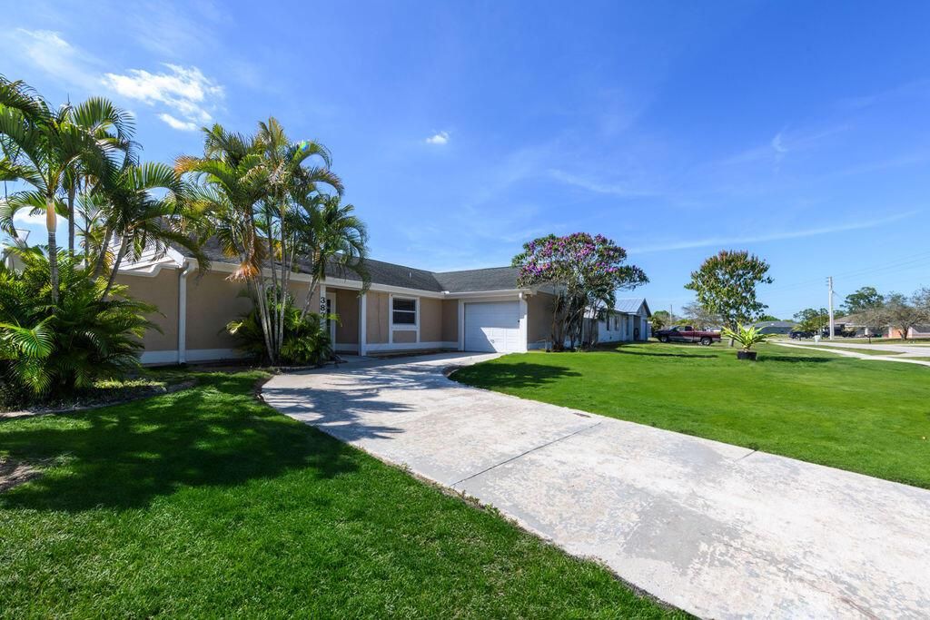 Photo of 383 SW Tulip Boulevard, Port Saint Lucie, FL 34953 (MLS # R10964615)