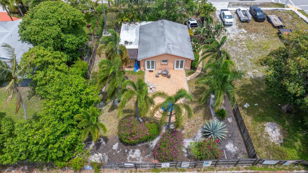Photo of 730 SE 4th Avenue, Delray Beach, FL 33483 (MLS # B26028737)