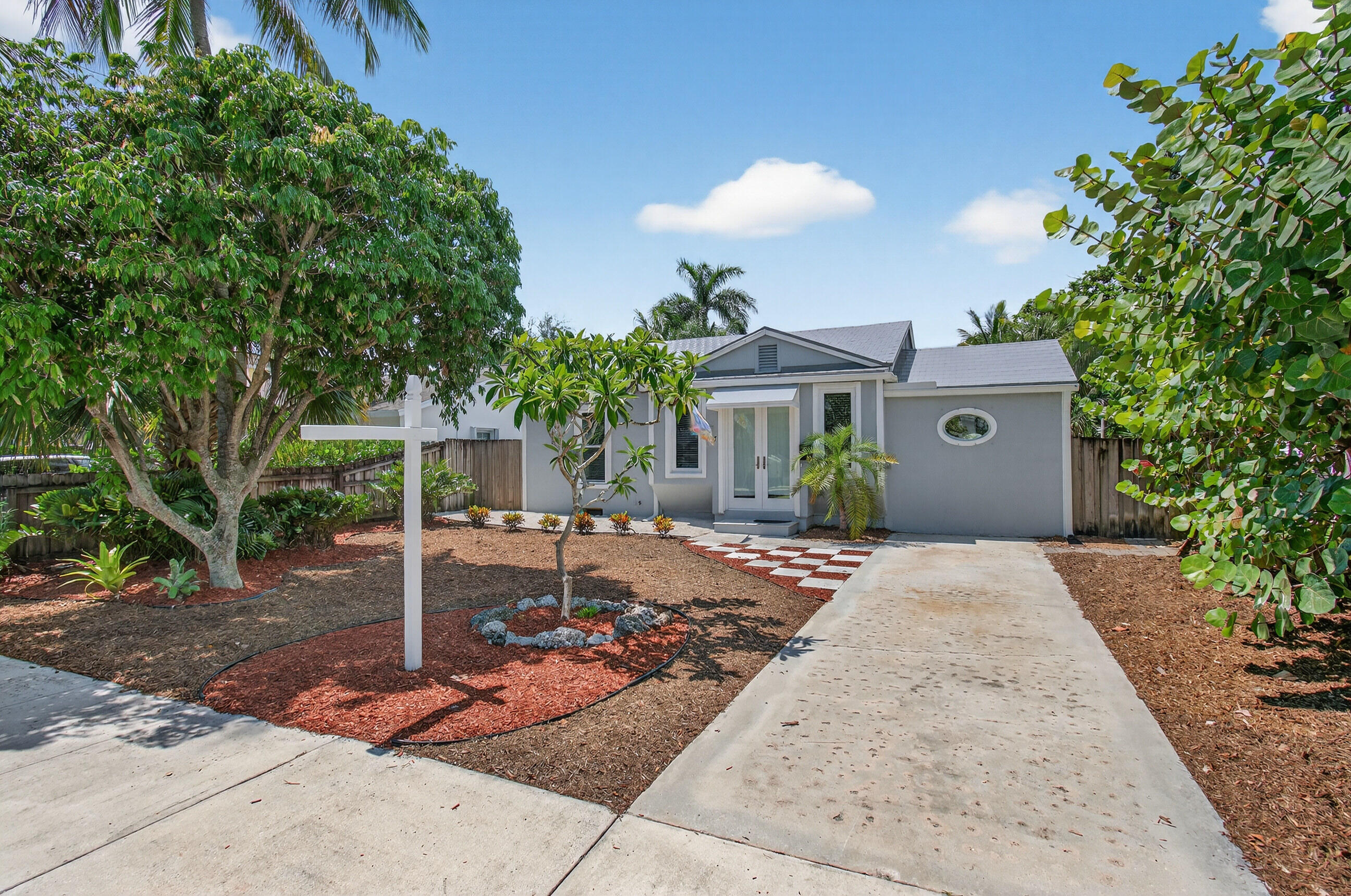 Charming 3 bedroom 2 bathroom home in sought after Parrot Cove only 2 Blocks from the Golf Course and Beach Club, 8 Blocks from Downtown, and less than 5 minutes to the Beach! Featuring Hardwood Floors, Remodeled Kitchen, Split Floor Plan, Spacious Family Room, Fenced Backyard, Impact windows and Doors in the front of the house, & Off-Street Parking. This wonderfully unique property has a detached sound studio with 2 rooms, a full bathroom, and central A/C. This could act as an office, yoga/workout studio, artist studio, etc. Updates include-A newly remodeled kitchen with new cabinets, new appliances, new counters, new backsplash-New Paint (Interior & Exterior), New tankless WH, new vanity & toilet in the guest bathroom, new window treatments,newly remodeled bathroom in the Sound Studio