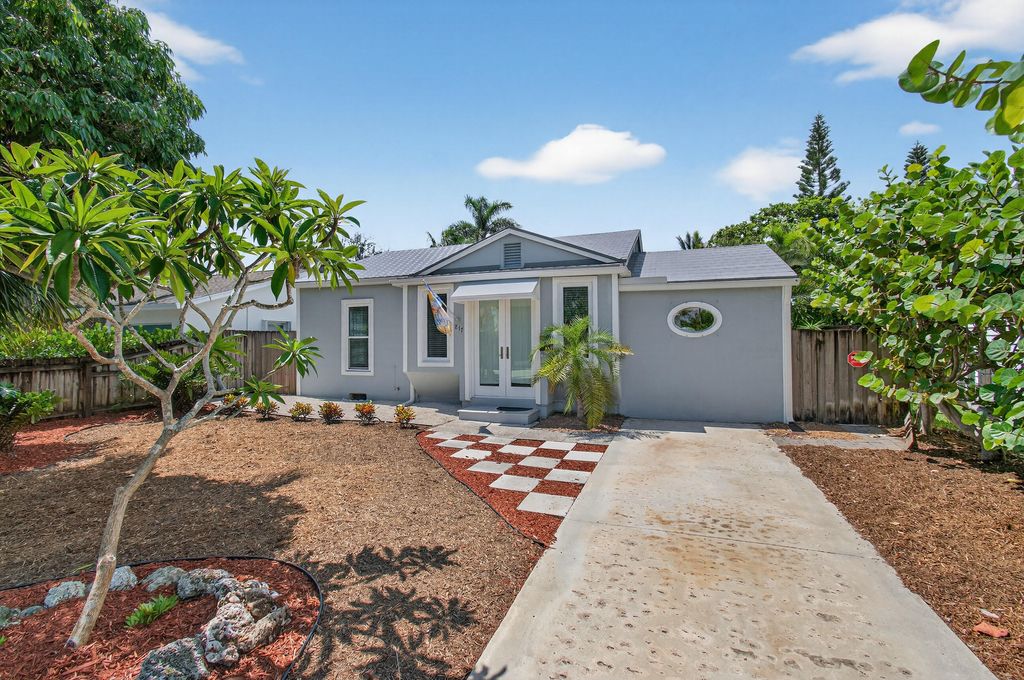 Photo of 817 N Palmway, Lake Worth Beach, FL 33460 (MLS # R11124598)