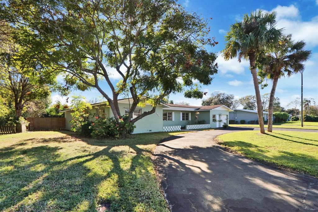 Photo of 4005 Greenwood Drive, Fort Pierce, FL 34982 (MLS # R10677368)